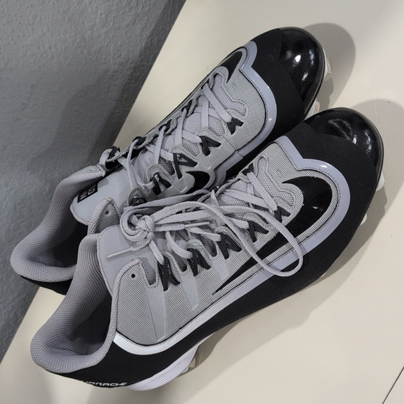 Nike Black and Gray Athletic Shoes - Picture 1 of 4